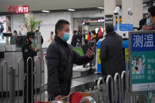 上海地铁防疫新规：不查核酸记录 仍须扫“场所码”
