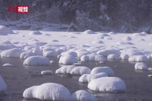 新疆喀纳斯湖水面现“雪蘑菇”奇景