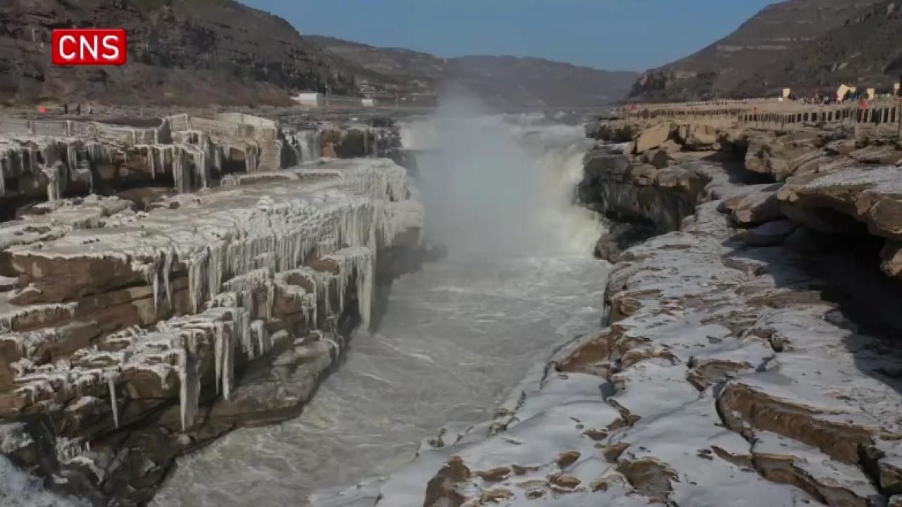 Hukou Waterfall forms unique scene of icicles