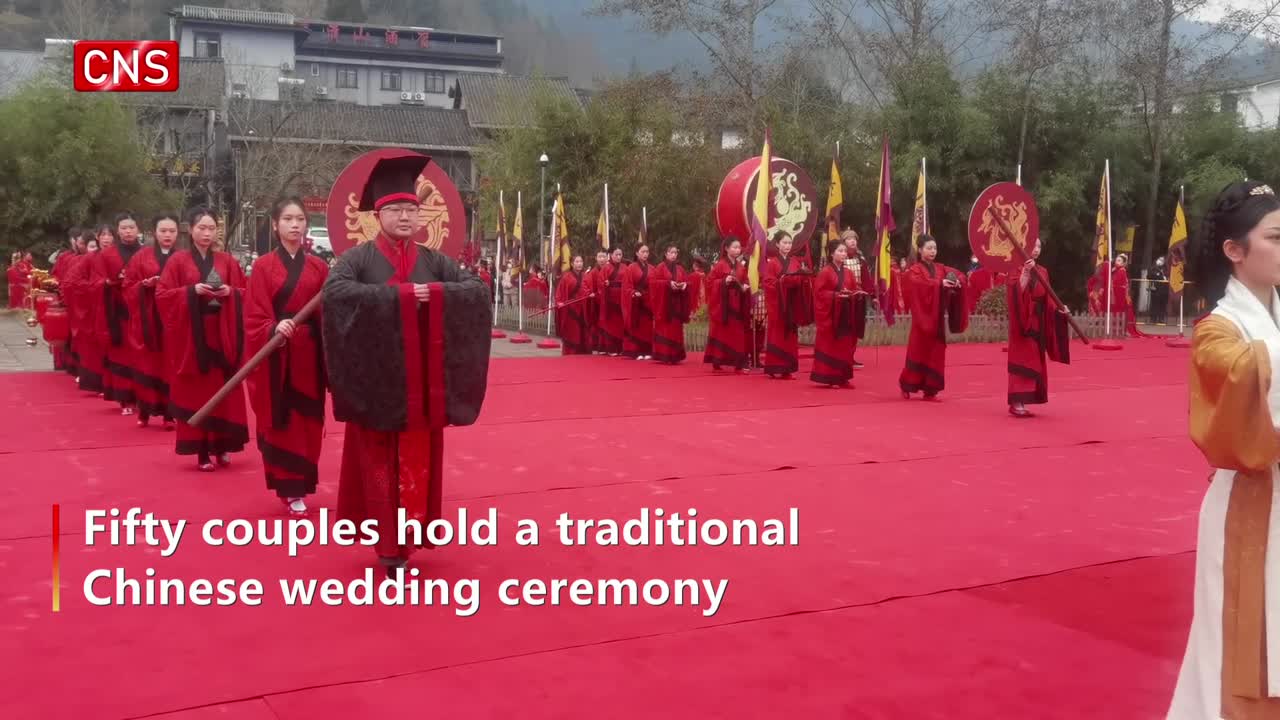 50 couples hold traditional wedding ceremony in SW China