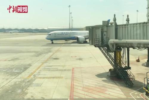 “乙類乙管”后首批中國旅客抵達泰國 泰國副總理接機
