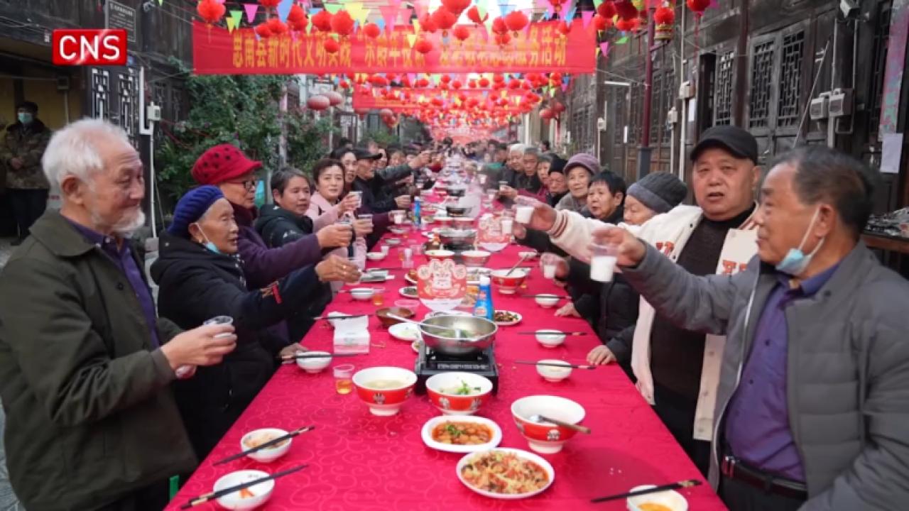 Guizhou treats 100 elderly people at long-table banquet