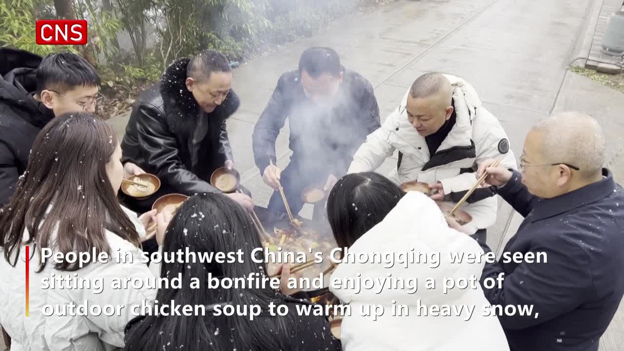 Chongqing residents enjoy hot soup in snow