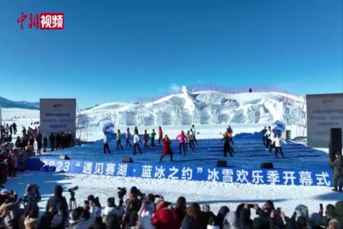 新疆赛里木湖景区打造兔主题冰雕引四方客