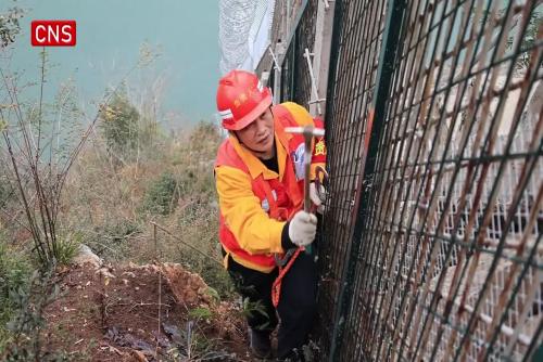 Workers safeguard railway during holiday rush in Chongqing