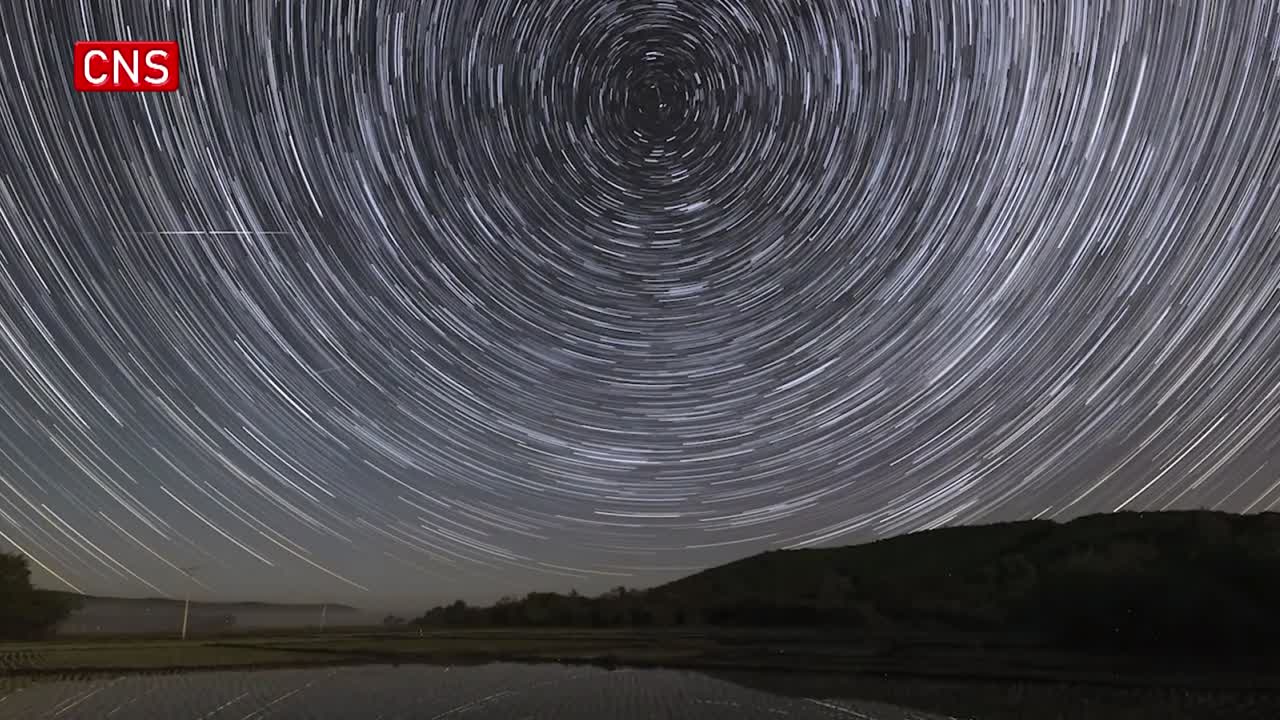 36,000 shutter shot images record a year's starry skies
