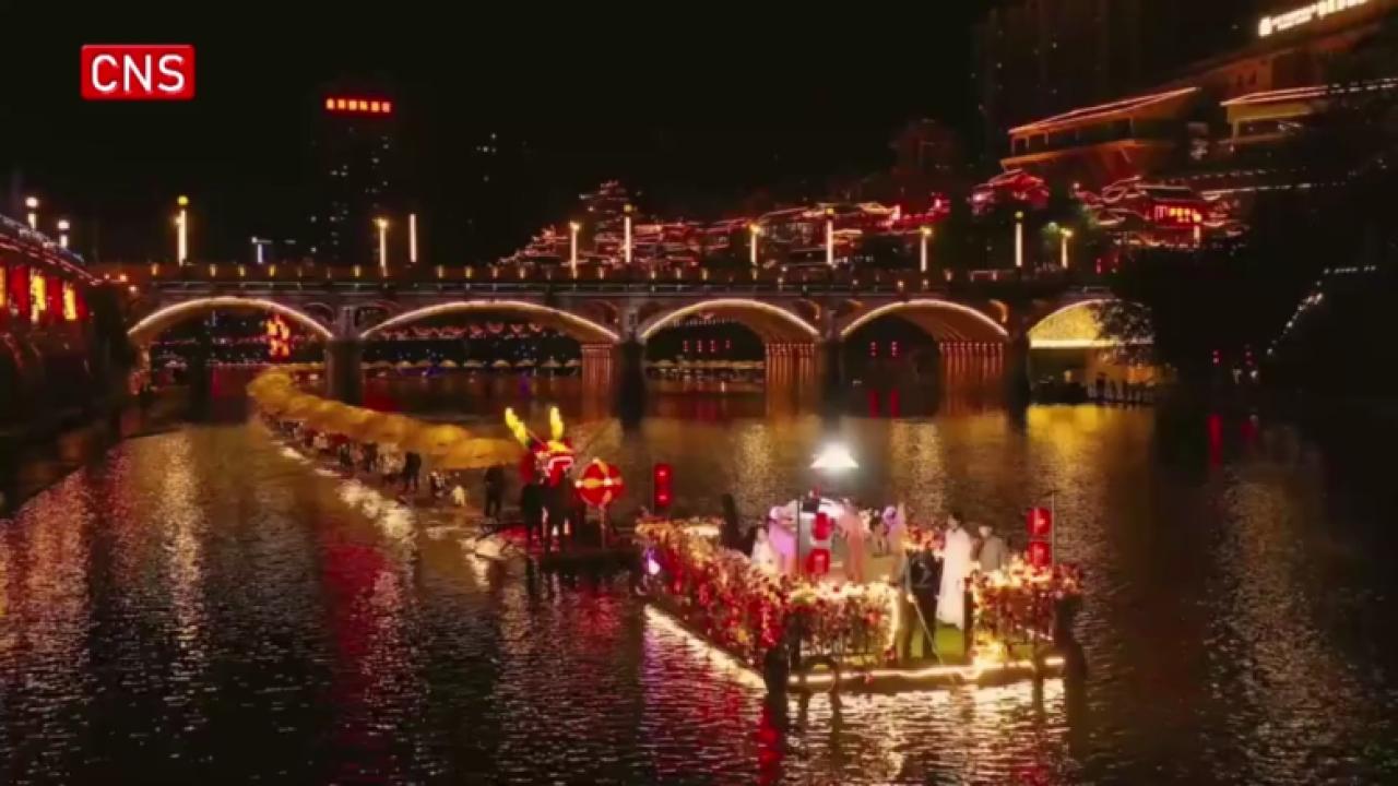 200-meter dragon boat illuminates riverside in Hubei