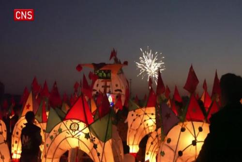 Bench dragon lantern parade celebrates Lantern Festival in Jiangxi