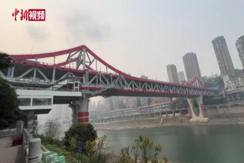 重庆：国内首座跨江桥上的轨道站走红网络