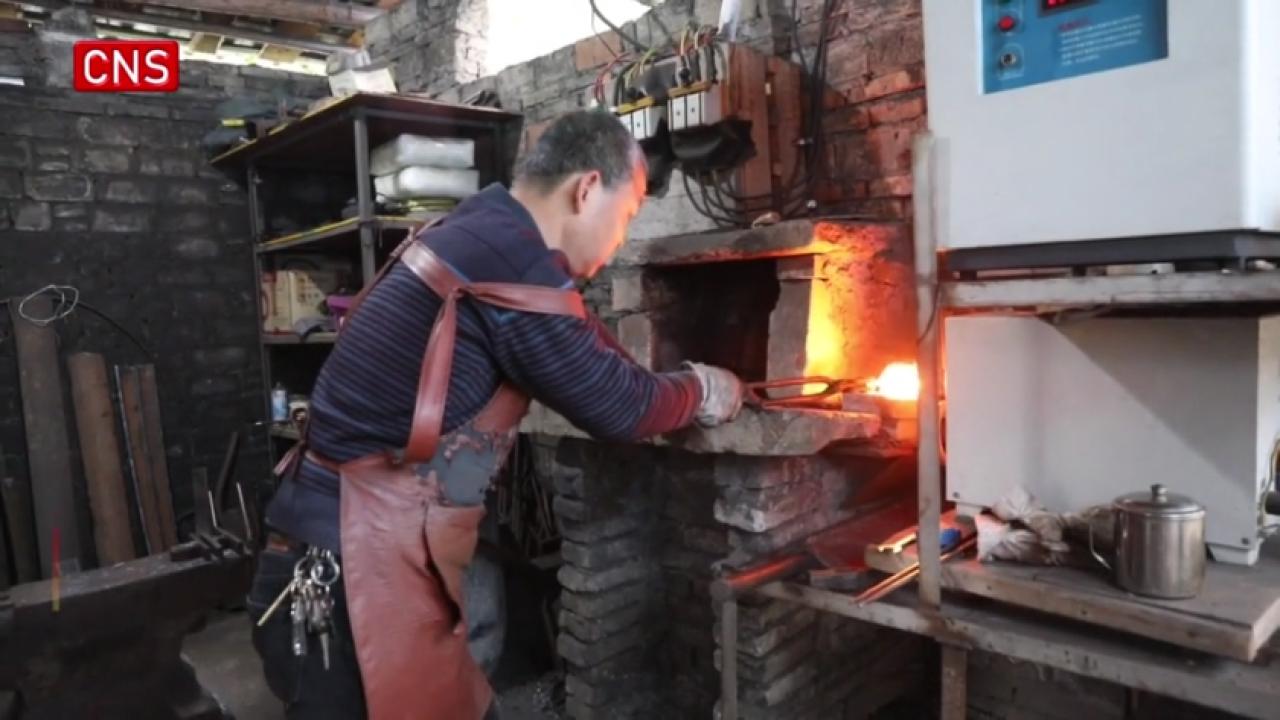 Nanchong blacksmith shows traditional skills