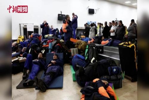 土耳其机场睡满避难者
