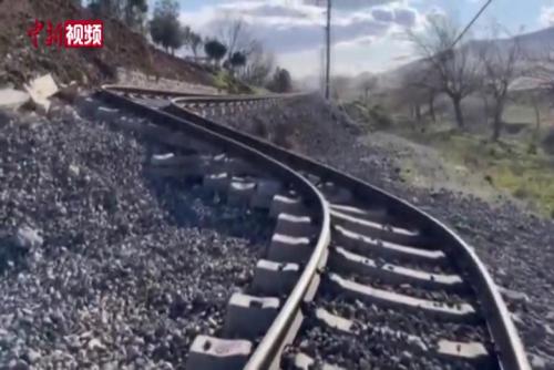 土耳其震中附近一条笔直铁轨几乎弯成90度