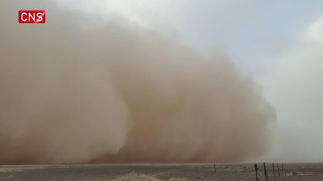 Moment of sandstorm hits Inner Mongolia