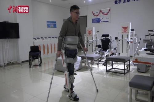 外骨骼機器人：讓截癱患者“站起來”“走起來”