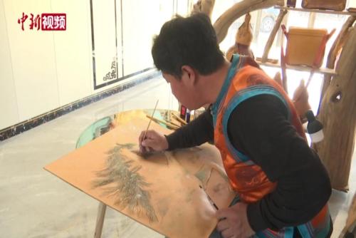 農民歷時一年創作“薩滿”主題皮雕畫 