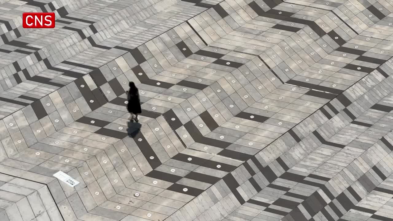 Three-dimensional sidewalk attracts citizens in Chongqing