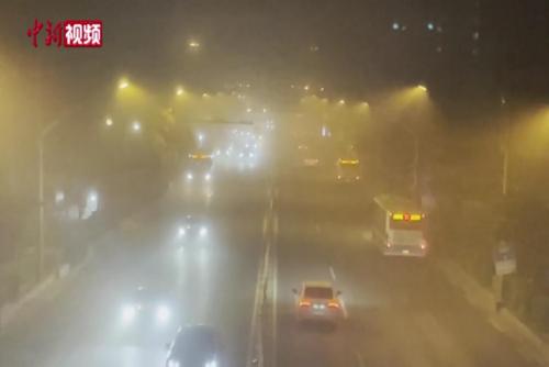 北京遭遇大风沙尘天气 双黄色预警升级发布