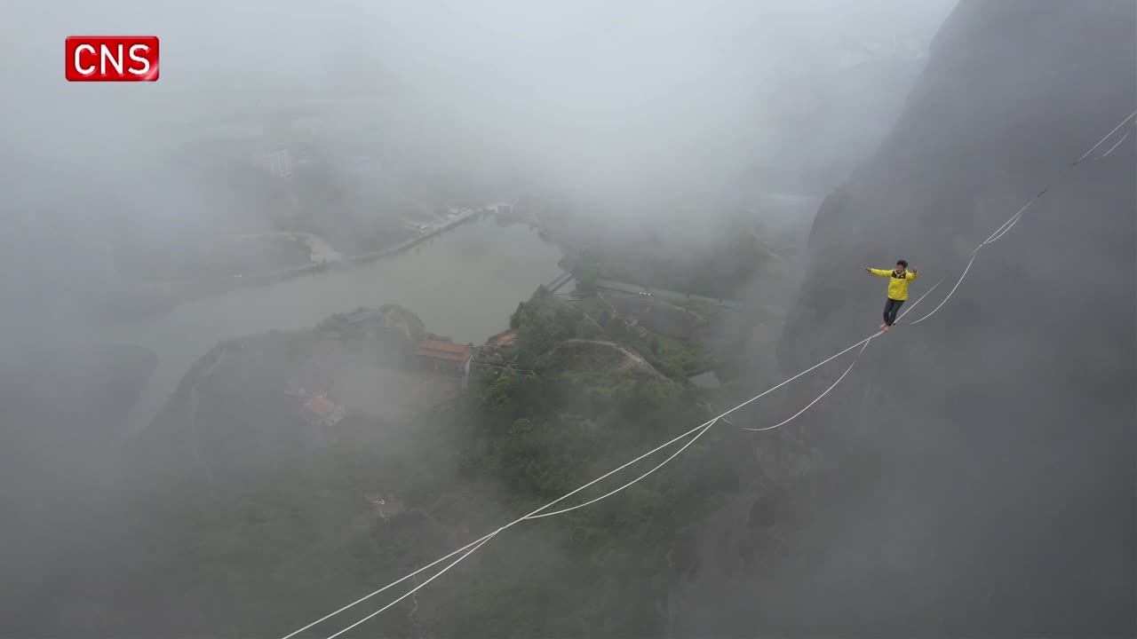 Tightrope performer walks over 300-meter long valley in Central China's Hunan