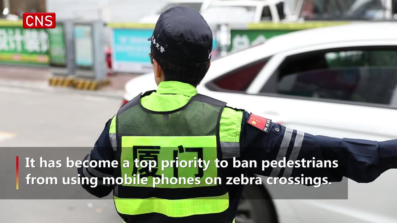 Xiamen plans to ban pedestrians from using their mobile phones while crossing the road