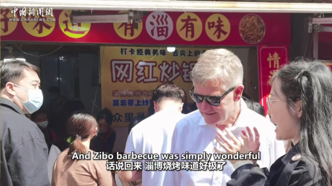 Former UN official thumbs up for Zibo barbecue after tasting it