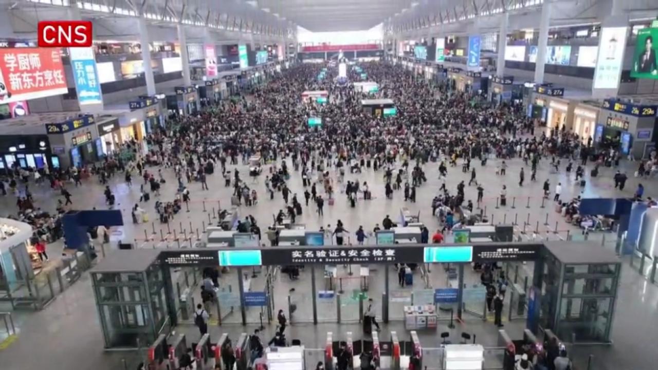 China's railway-trip sets record on May Day holiday