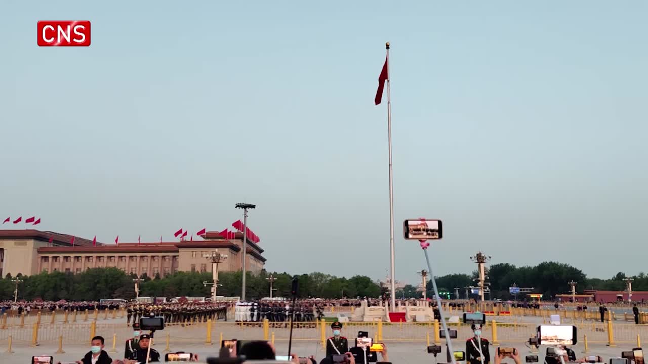 National flag-raising ceremony in Beijing impresses people across China