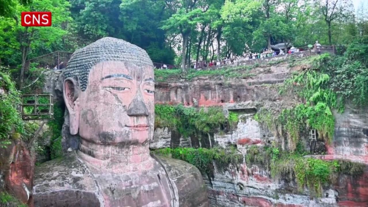 World's largest stone Buddha statue in Sichuan welcome holiday crowds