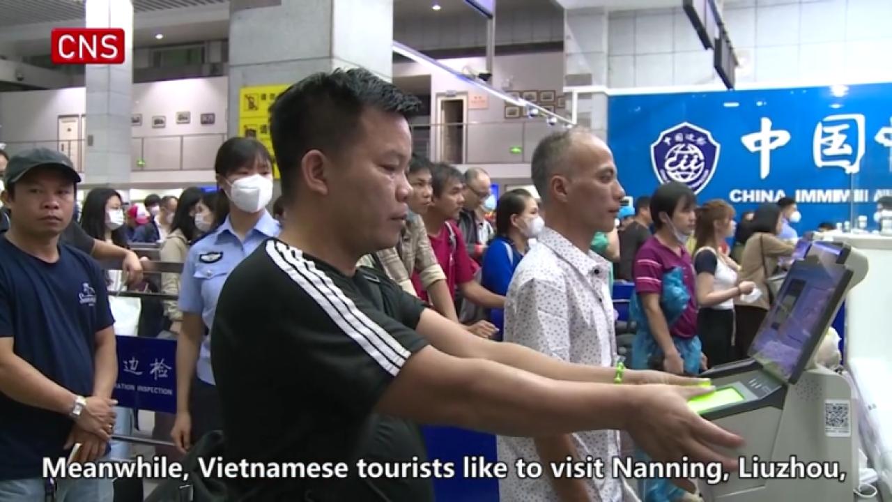 China-Vietnam border port witnesses travel boom during May Day holiday