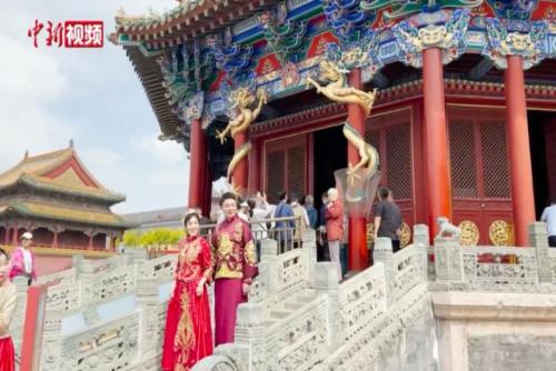 沈阳故宫举行中式公益集体婚礼