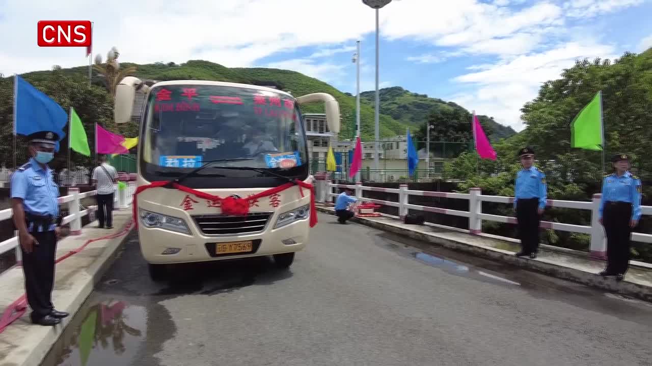 China-Vietnam road passenger transport service launched