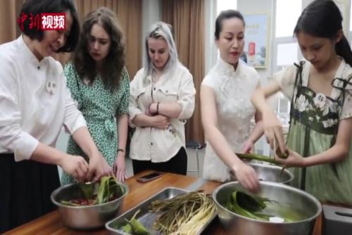 包粽子绘团扇 天津外籍留学生体验端午文化