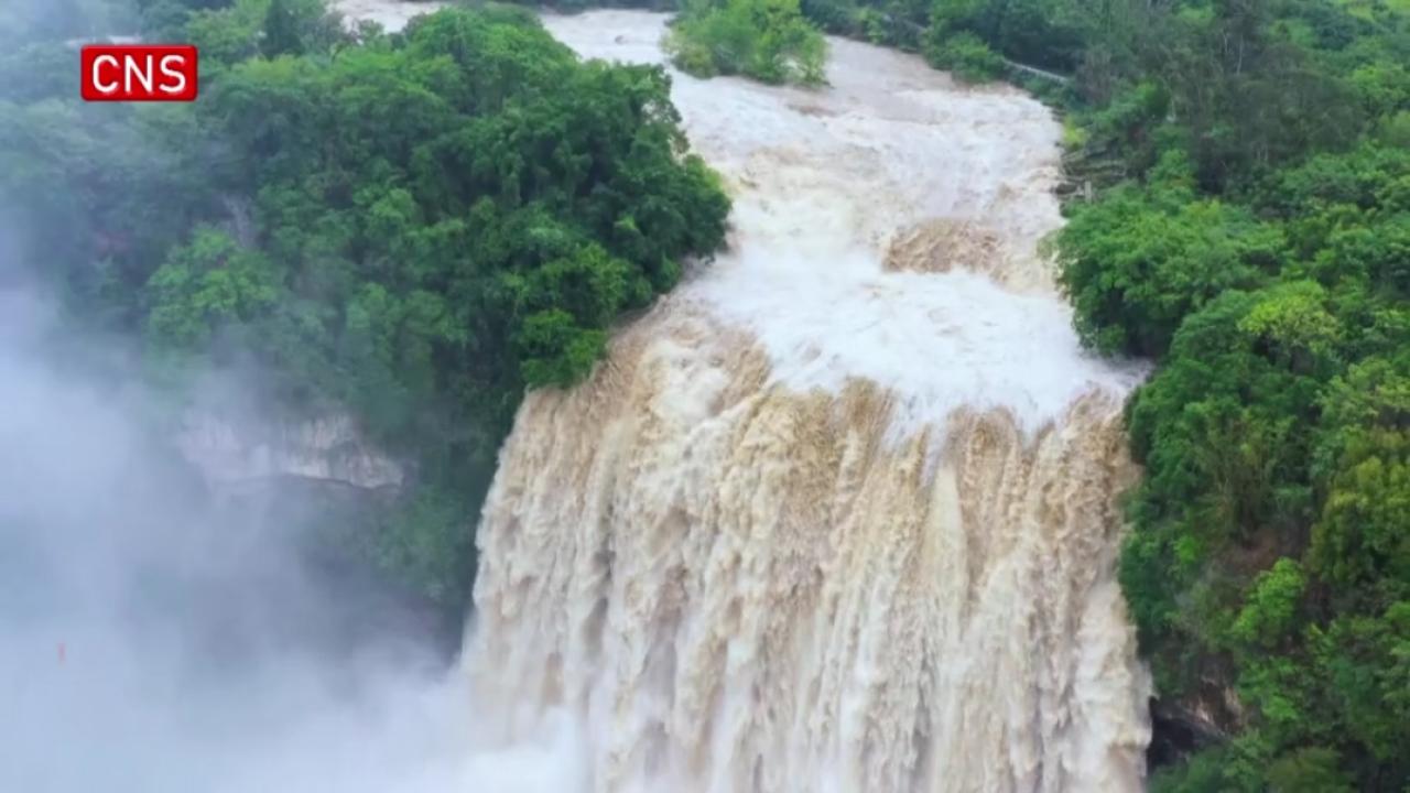 Spectacular views of Huangguoshu Waterfall in flood season