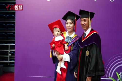 最有分量的“學位證”！清華博士畢業生抱娃撥穗