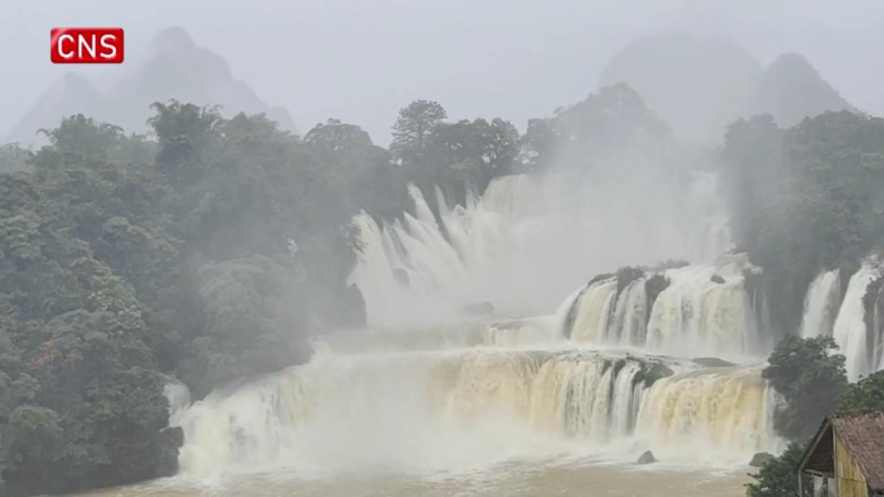'Golden waterfall' landscape appears in China's Guangxi