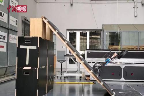 国际最新研发一款变形机器人：能爬能飞 能转能翻