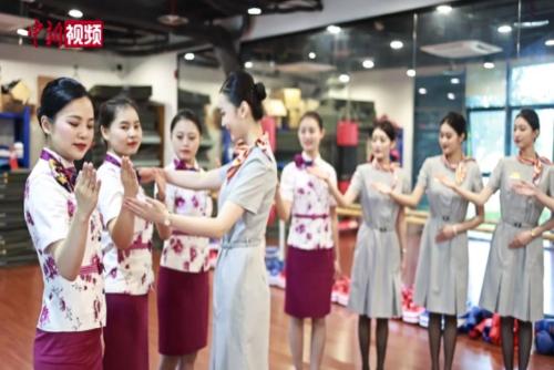重慶“空姐”“動姐”攜手開展禮儀培訓備戰暑運