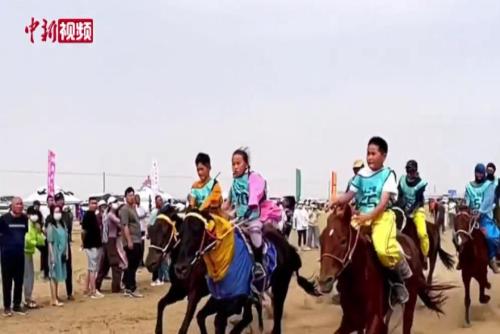 9岁蒙古族小姑娘勇夺赛马冠军