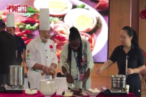 亚非学员学习桂林米粉制作技艺：将美食带回家乡