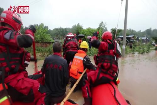 重庆16个区县出现大暴雨 消防紧急救援被困人员