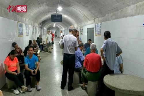 广西柳州：民众防空洞内乘凉避暑