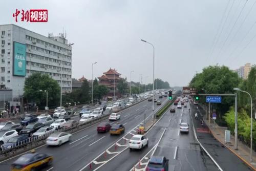 北京发布暴雨蓝色预警 记者直击早高峰