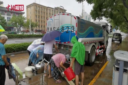 北京门头沟：水车紧急供水 居民生活用水得保障