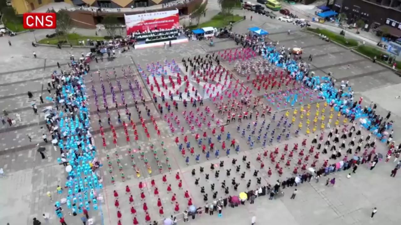 Hundreds of Tujia people perform Baishou Dance in SW China's Chongqing