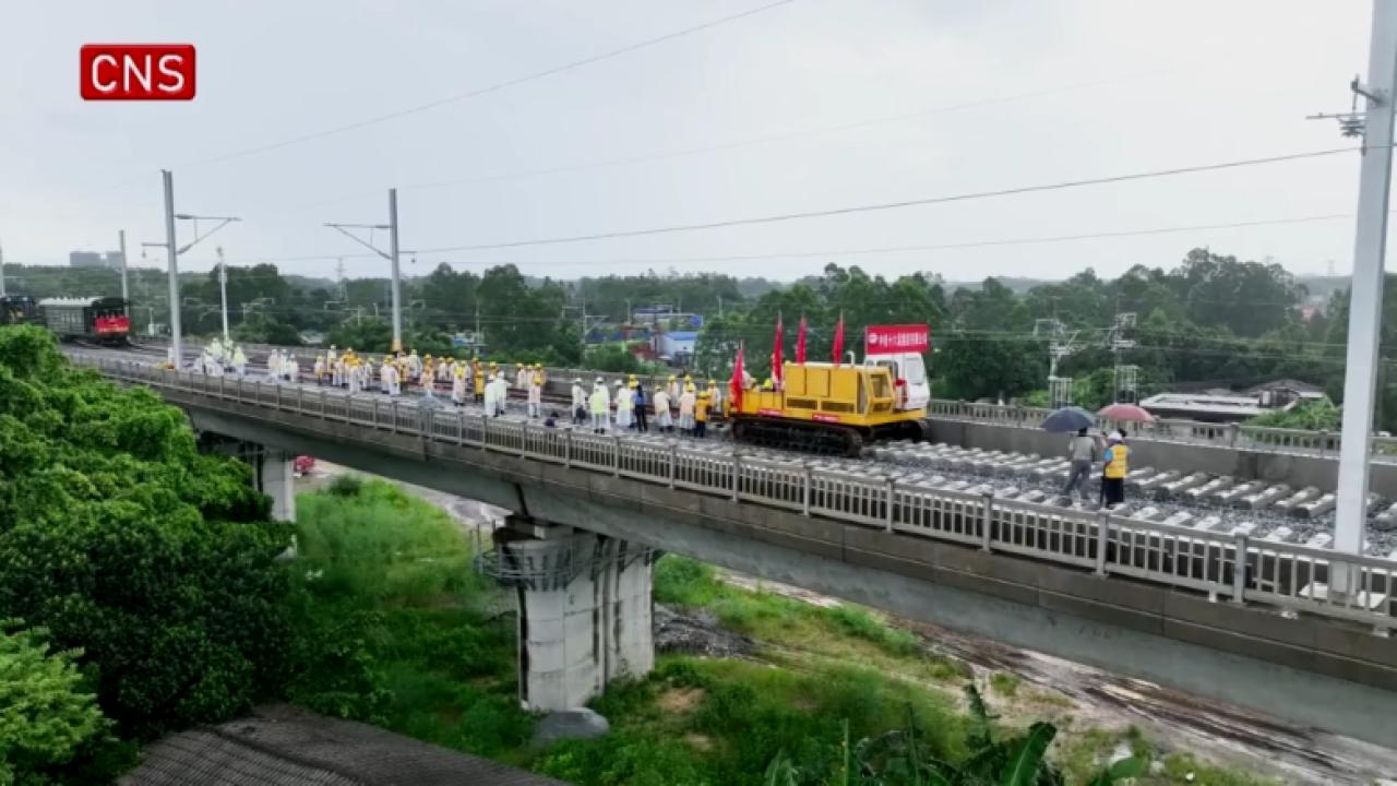 Track-laying begins on China-Vietnam border high-speed railway