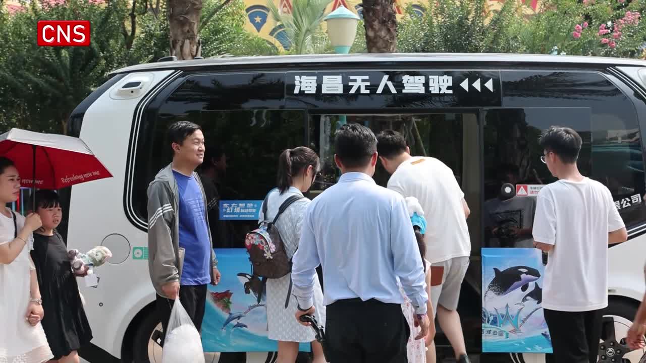 Driverless vehicles launched in Shanghai's park