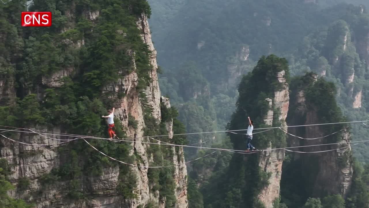 Slackliners compete at altitude of over 1,000 meters in C China's Hunan