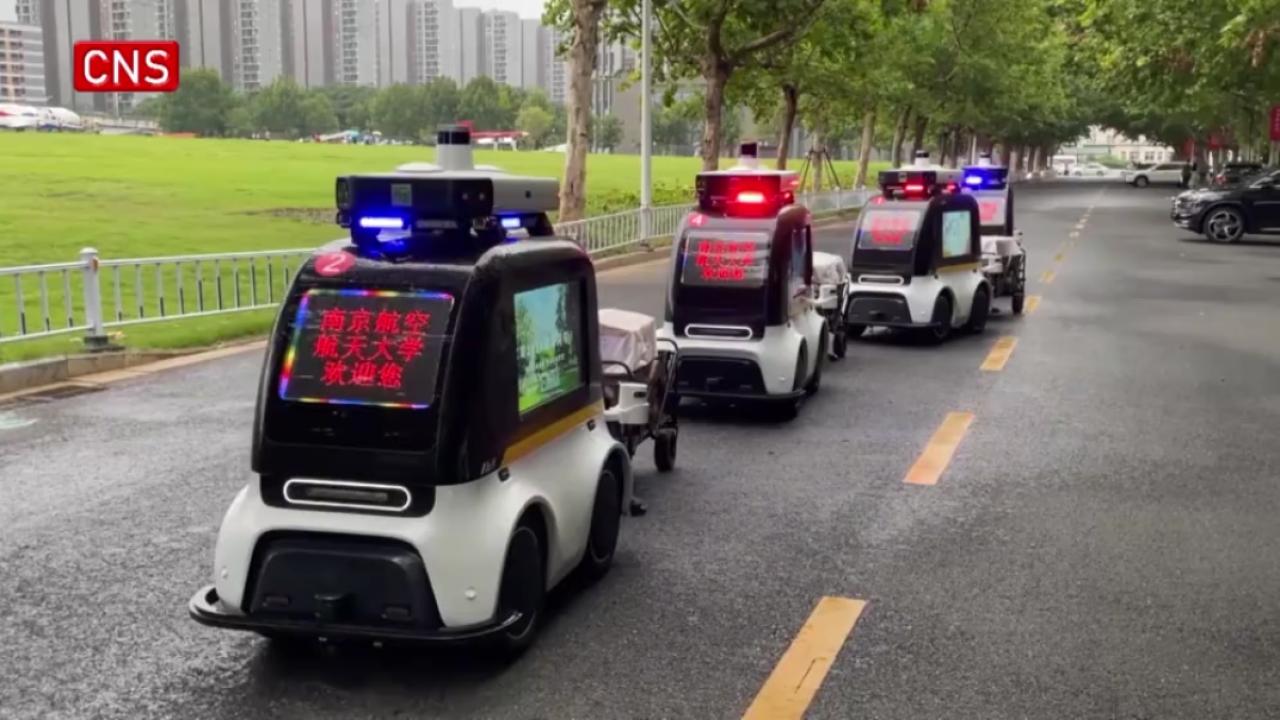 Driverless vehicles help freshers carry baggage in E China's Jiangsu 