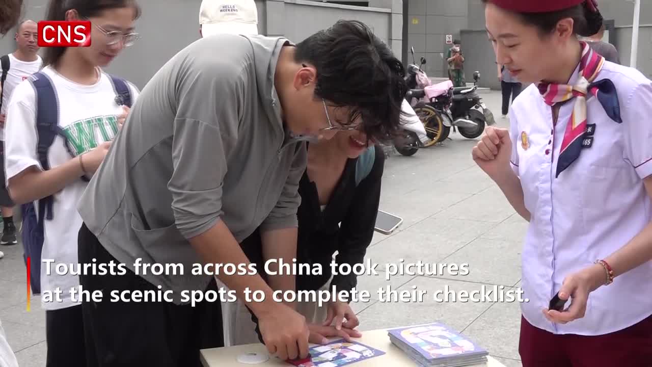 Stamp collecting at Wuhan subway stations becomes trend