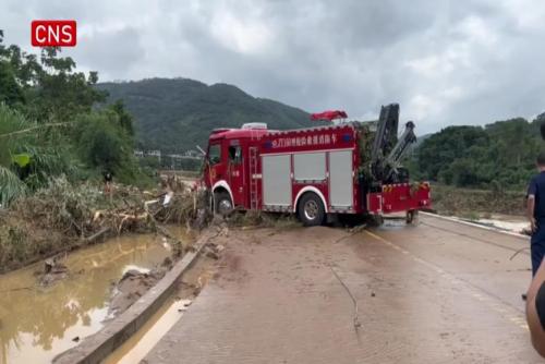 2 rescuers killed as Typhoon Haikui hits Fujian