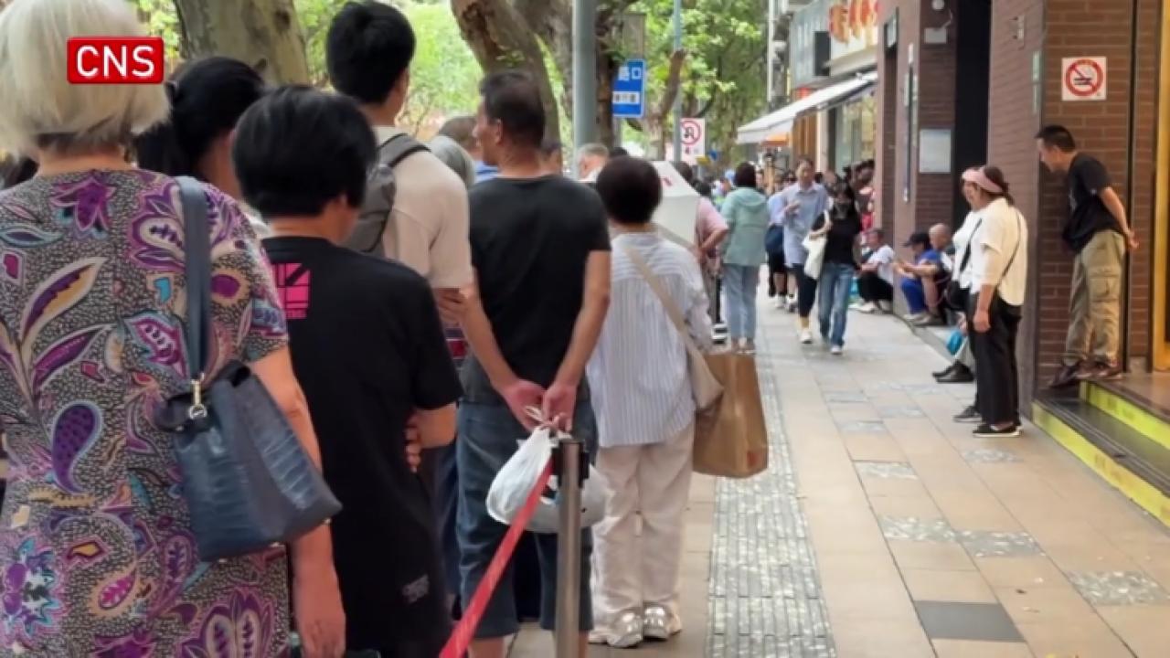 Long lines for mooncakes in Shanghai ahead of Mid-Autumn Festival